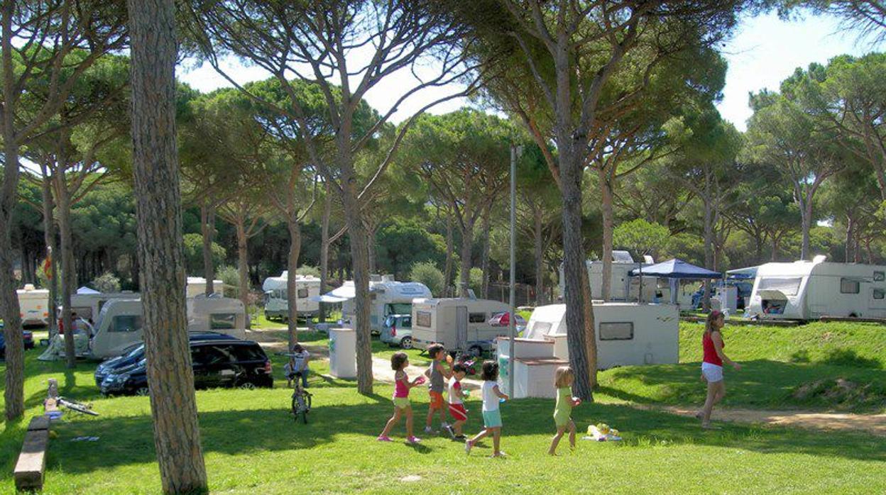 Usuarios disfrutando de uno de los múltiples campings que salpican el litoral andaluz