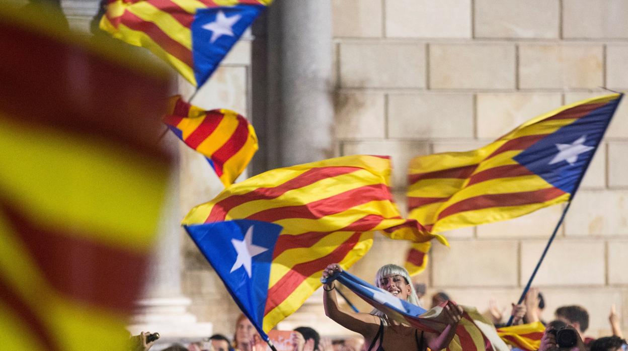 Independentistas catalanes enarbolando esteladas en las calles de Barcelona