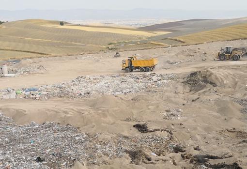 El vaso de vertido, ya apagado, durante la mañana de ayer con los camiones de áridos