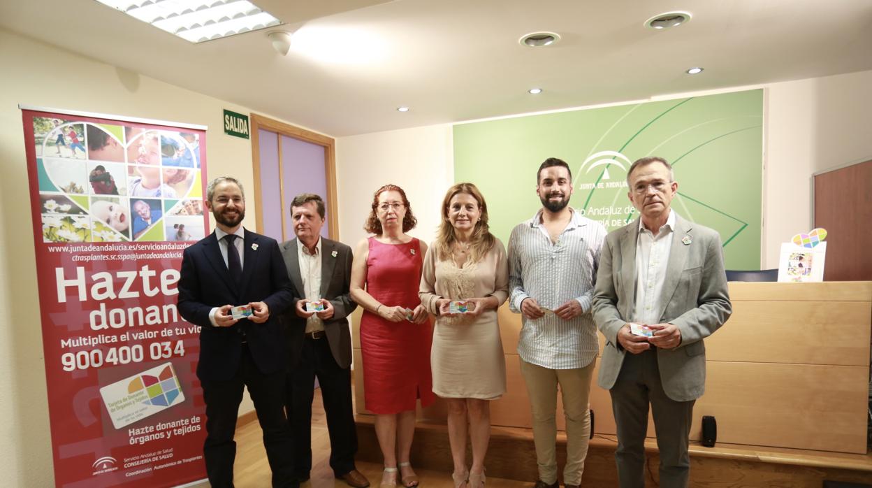 La consejera de Salud, Marina Álvarez, junto al equipo de médicos y el paciente trasplantado