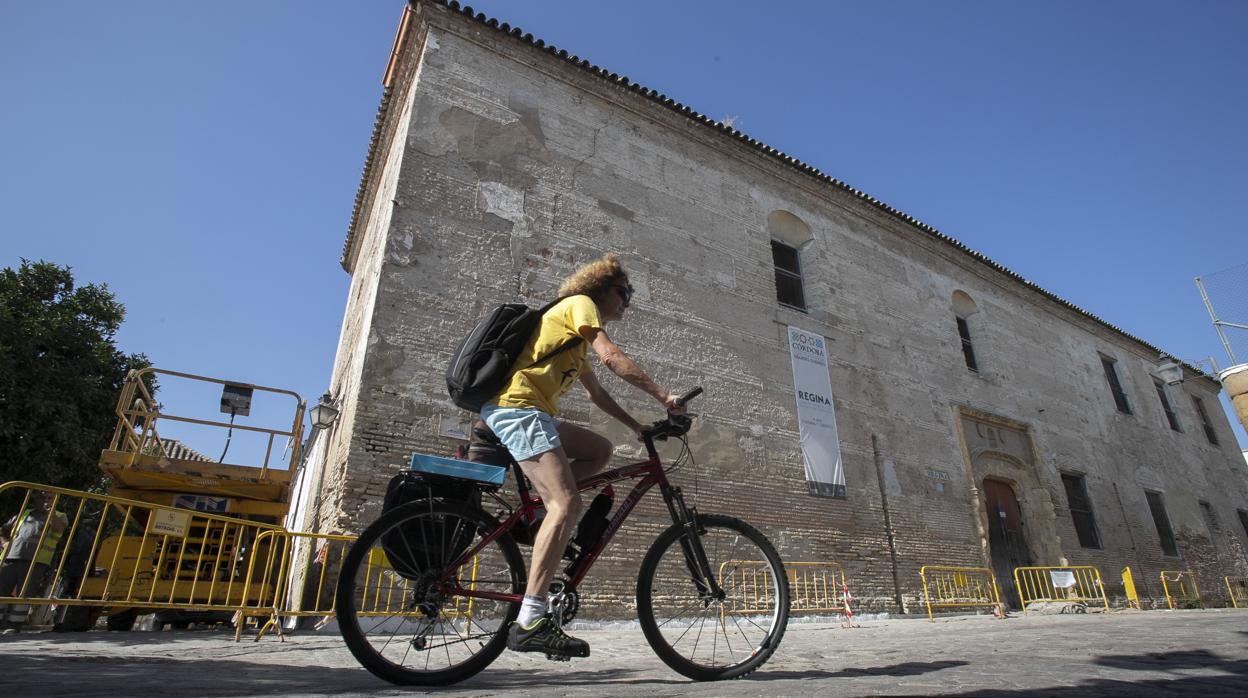 Un ciclista pasa ante el convento de Regina, en ruinas, a finales del mes pasado