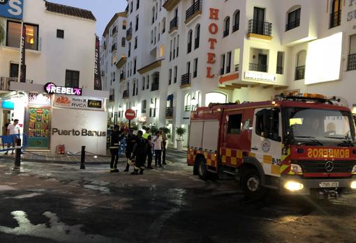 Servicios de Emergencias tras la retirada del vehículo calcinado