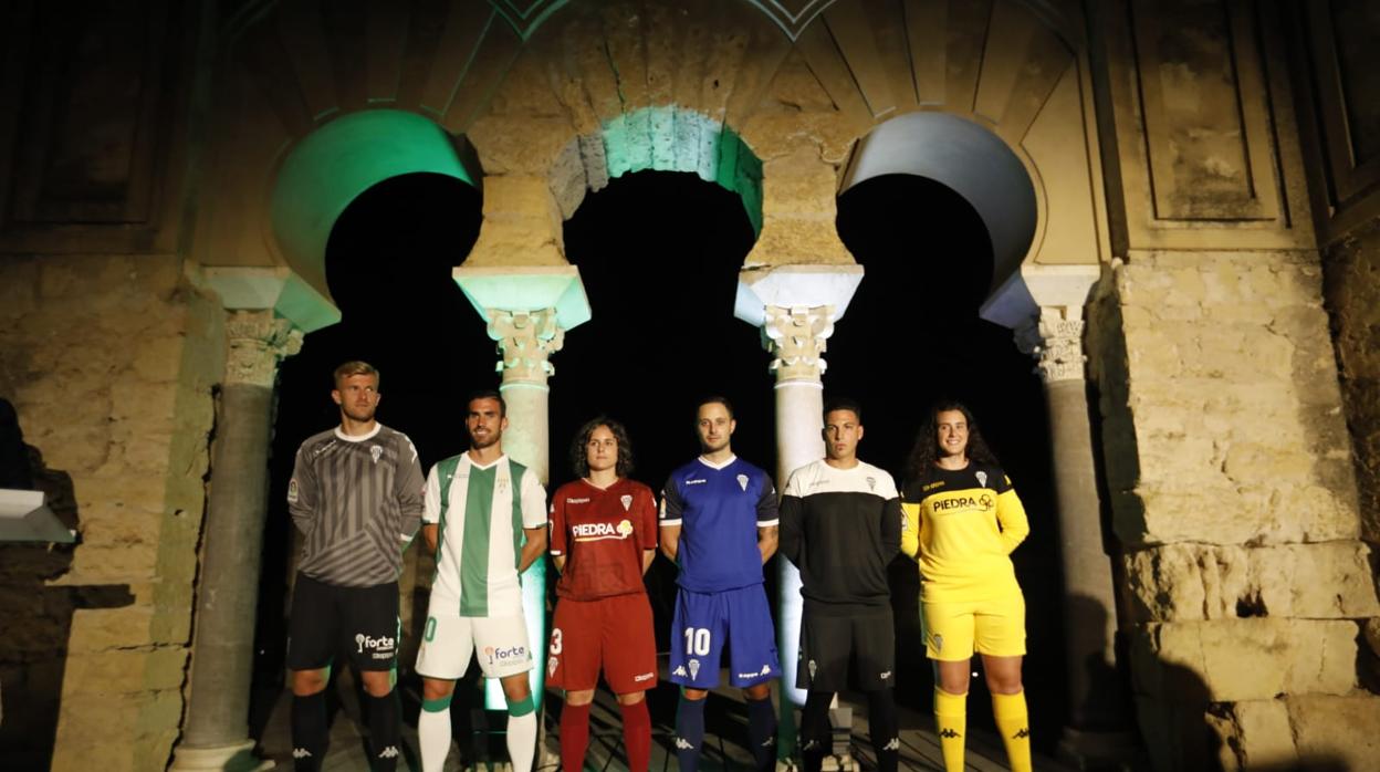 Varios integrantes del Córdoba CF en sus diferentes secciones presentan las camisetas