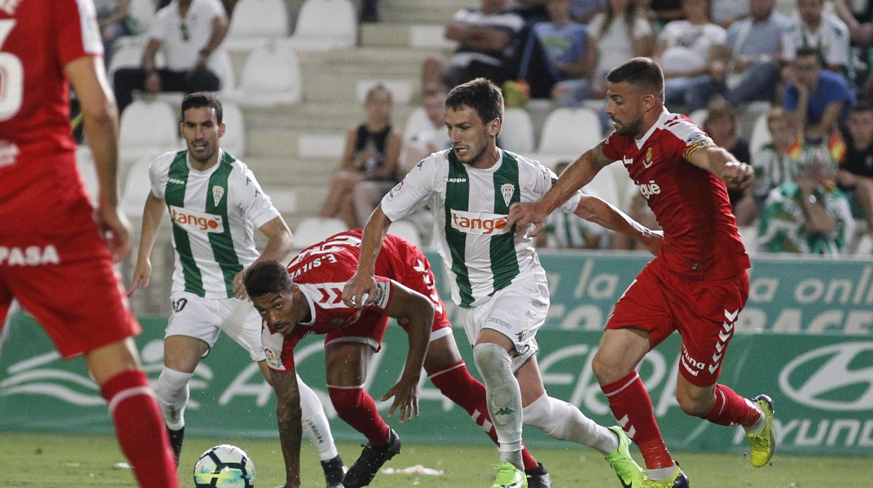 Sasa Jovanovic conduce el esférico durante el duelo del pasado curso ante el Nástic de Tarragona