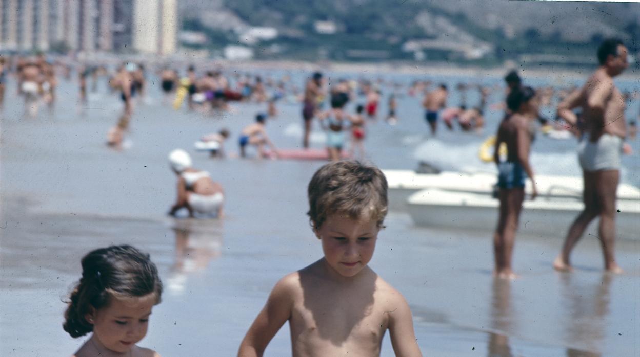 Niños jugando en la playa