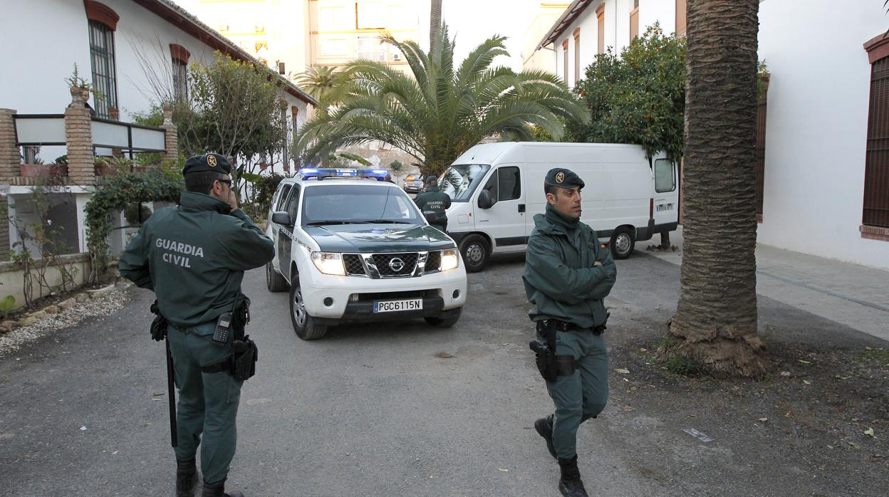 Patrulla de la Guardia Civil durante un registro