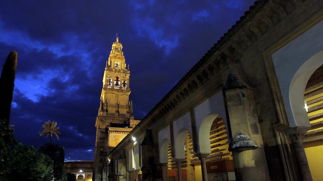 Una hermosa imagen de la Mezquita-Catedral con turistas de noche