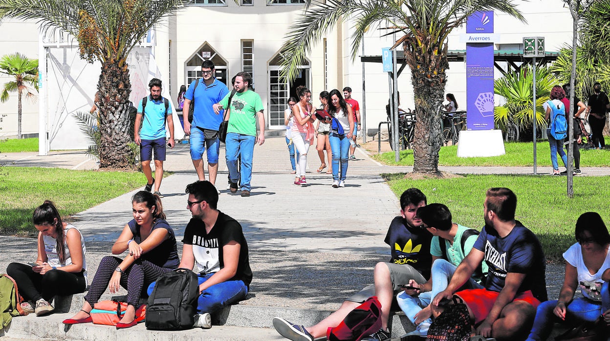 Alumnos de la Universidad de Córdoba en el Campus de Rabanales