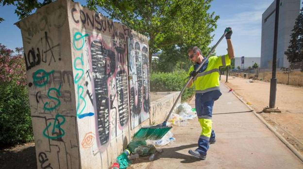 Un operario de Inagra barre las calles de Granada.