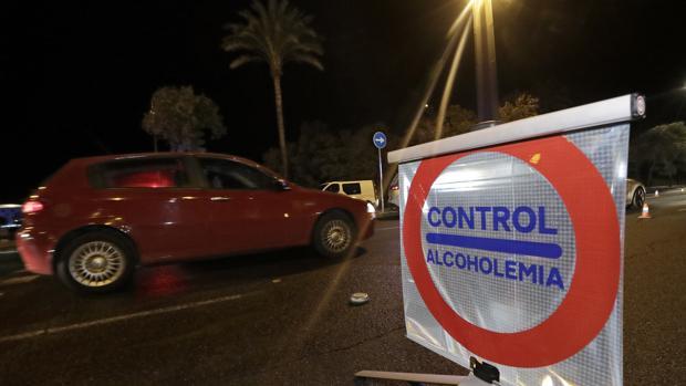 Conducía borracha llevando a un amigo subido al capó en una playa de Huelva