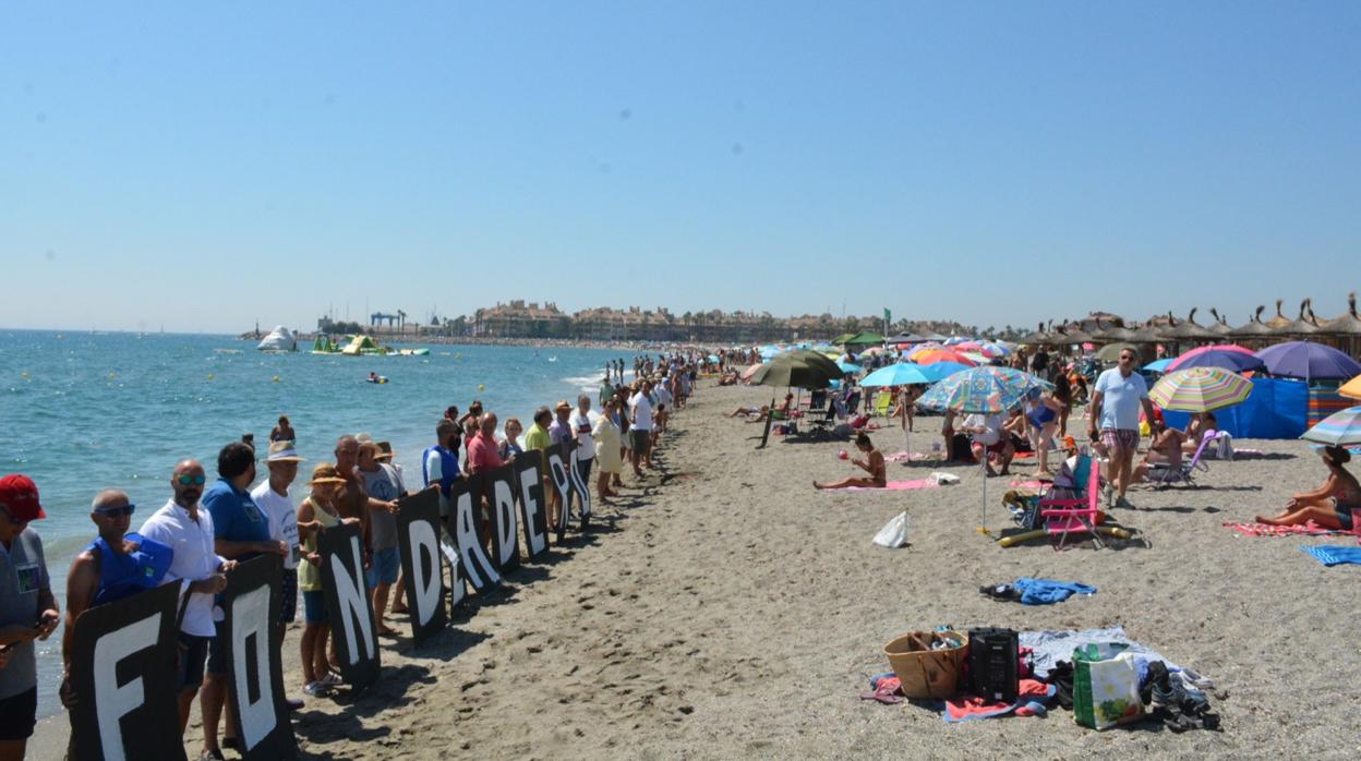 Imagen parcial de la cadena humana en la playa de Torreguadiaro, en San Roque.