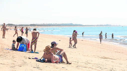Bañistas en la playa la Gaviota
