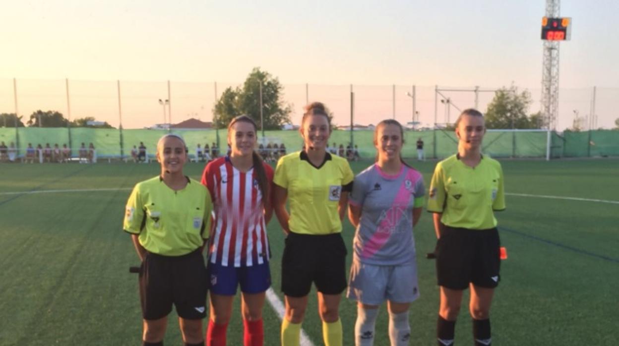 Trío arbitral durante el choque entre el Pozoalbense y el Atlético de Madrid Femenino