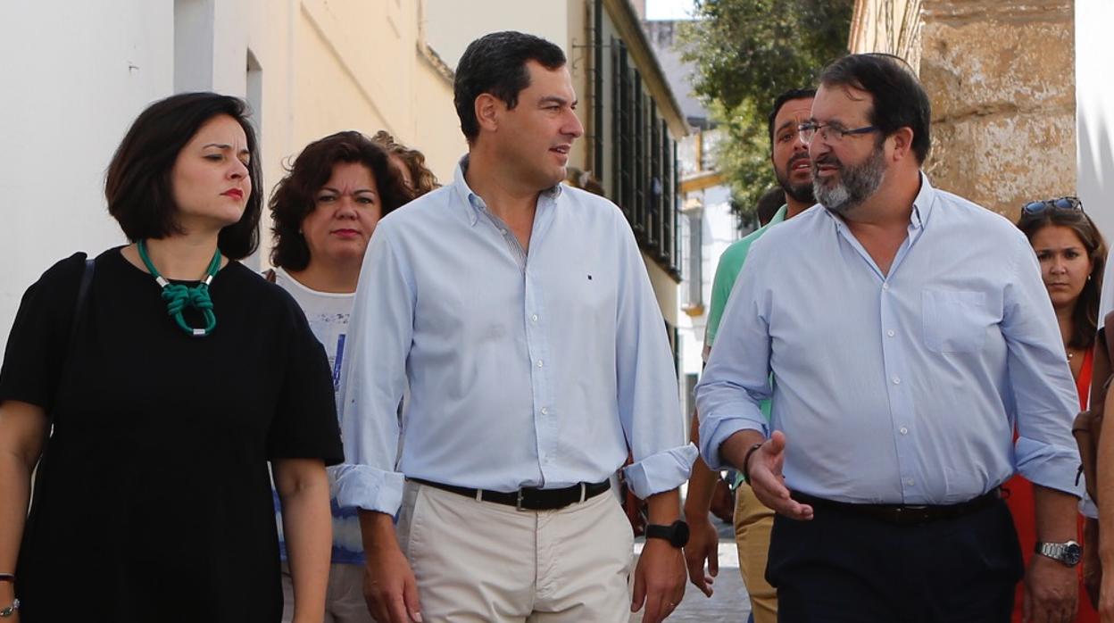 Juanma Moreno, en el centro, este miércoles