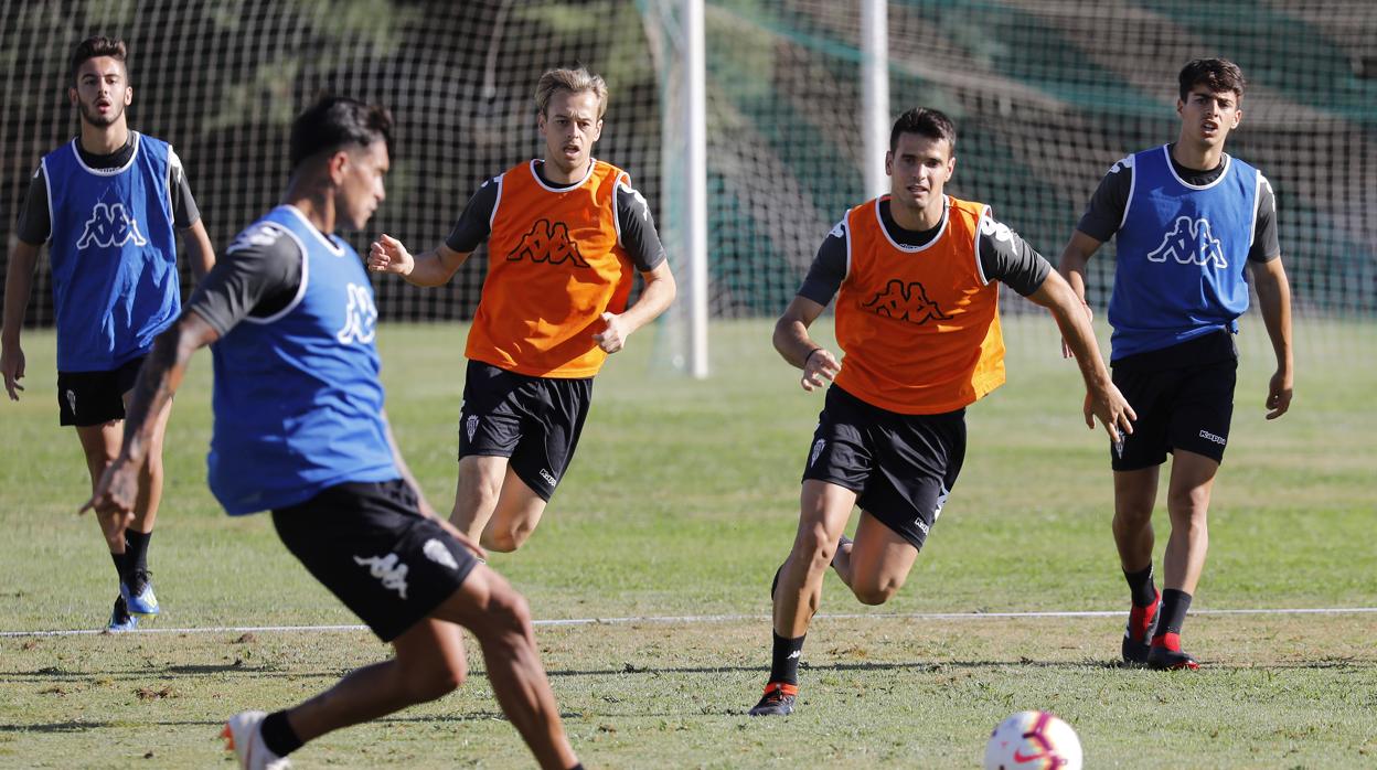 Esteve Monterde, con el peto naranja, presiona un balón durante un entrenamiento