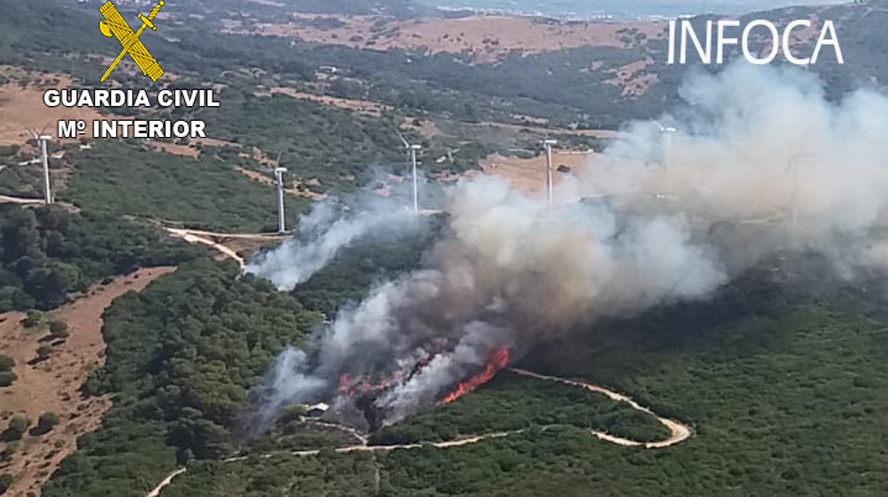Imagen de dos de los incendios que se le atribuyen al supuesto pirómano