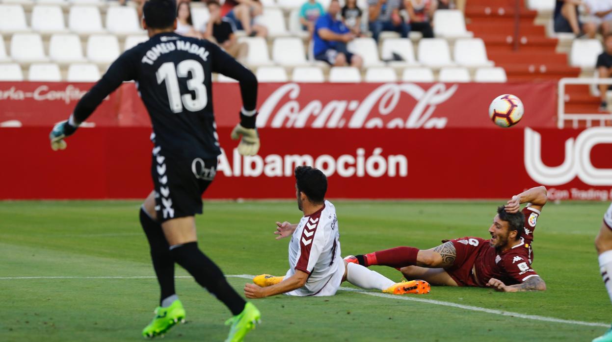 El delantero del Córdoba CF Piovaccari por los suelos el domingo en Albacete