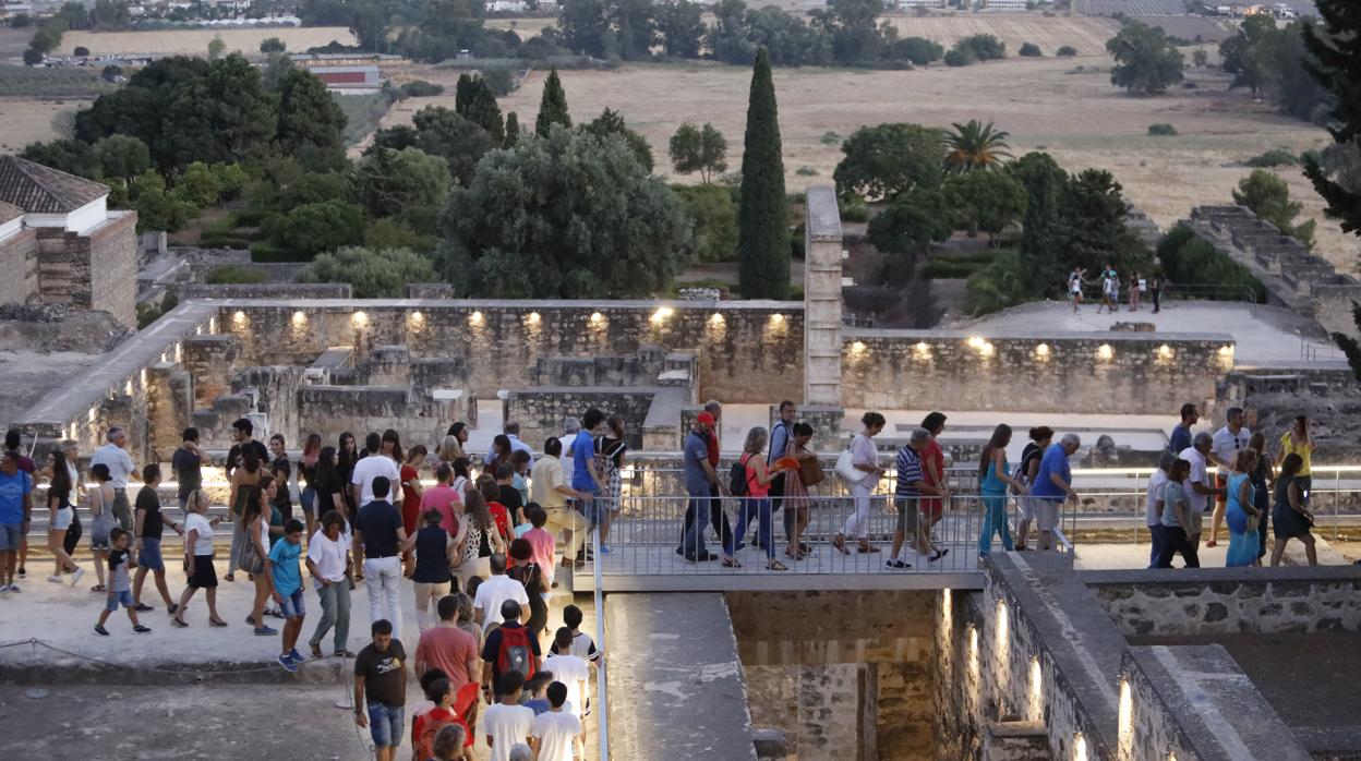 Turistas en una de las visitas nocturnas a Medina Azahara de este año