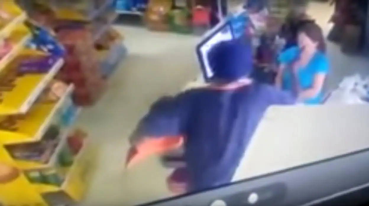 Vídeo: Atraca a punta de pistola un supermercado en Matalascañas