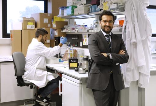 El gerente del Imibic, en uno de los laboratorios del edificio de la entidad