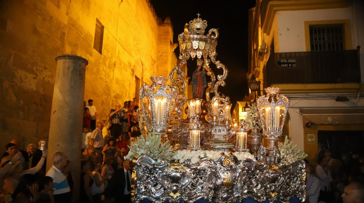 La Virgen de la Fuensanta, poco después de salir de la Catedral de Córdoba