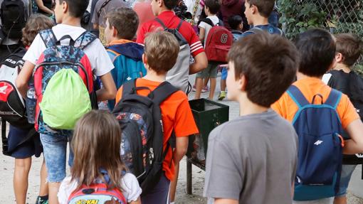 Estudiantes incorporándose a clase