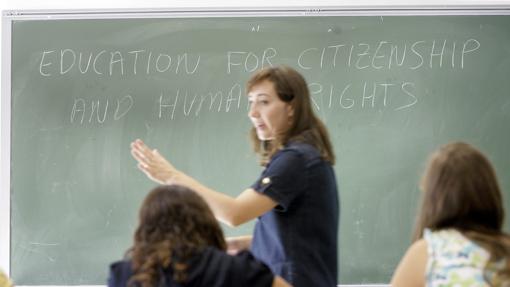 Una profesora enseña inglés