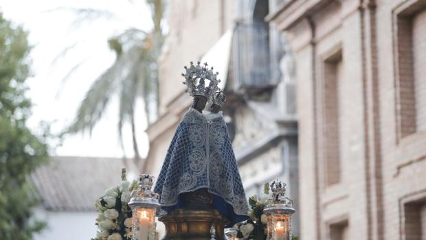 Un manto para recuperar la iconografía antigua de la Fuensanta