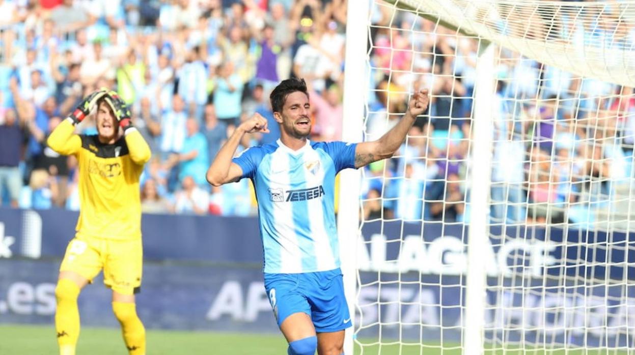 Adrián González celebra el primer gol del Málaga CF frente al Córdoba CF