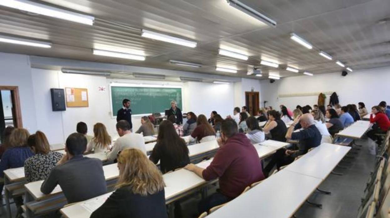 Opositores en pleno examen