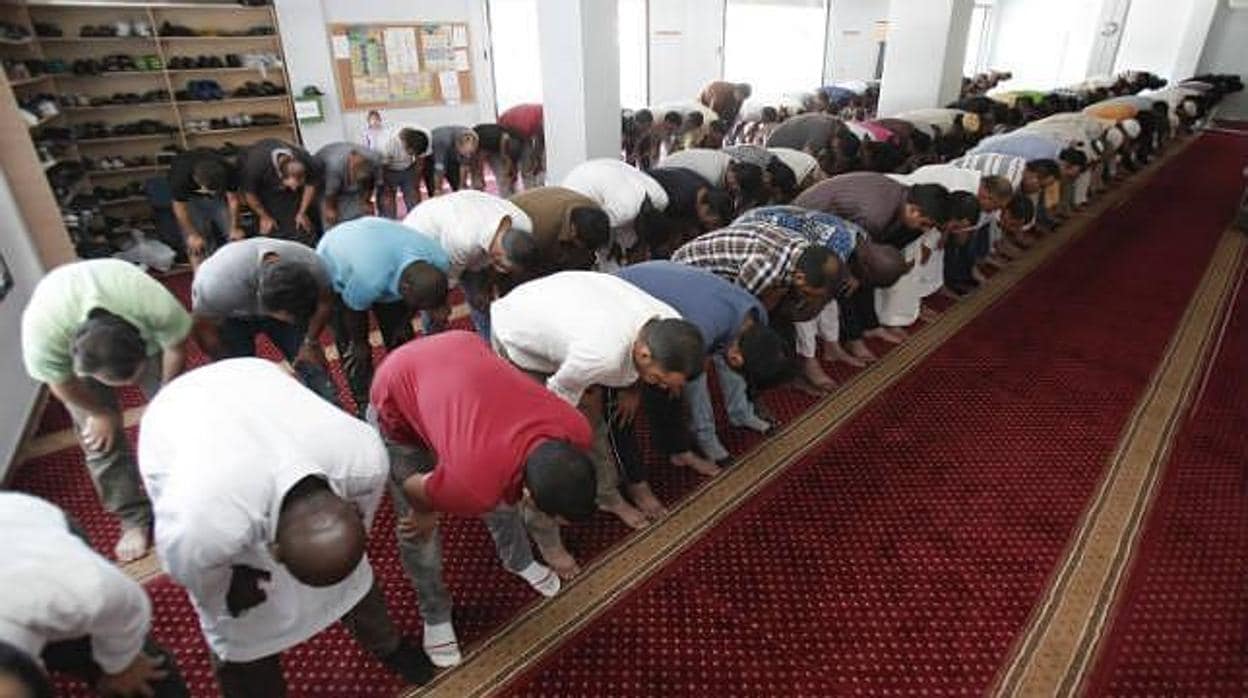 Fieles rezando en una mezquita