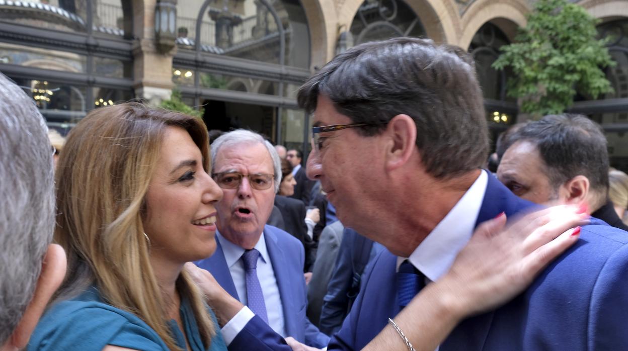 Susana Díaz saluda a Juan Marín en un acto que se celebró ayer en Sevilla