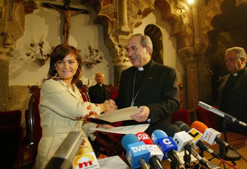 Carmen Calvo y Juan José Asenjo, en la firma de un acuerdo en la Mezquita-Catedral en mayo de 2006
