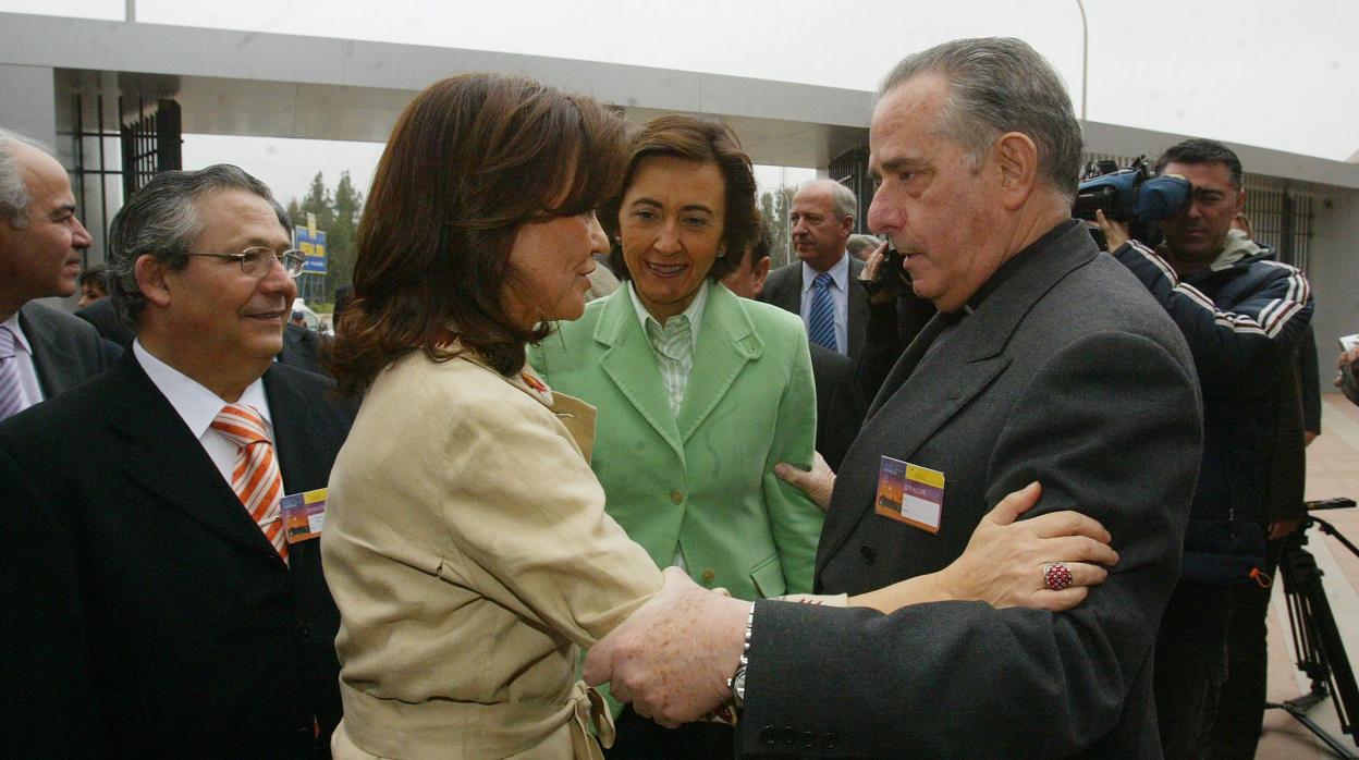 Carmen Calvo saluda a Juan Moreno, entonces presidente del Cabildo Catedral, en 2006