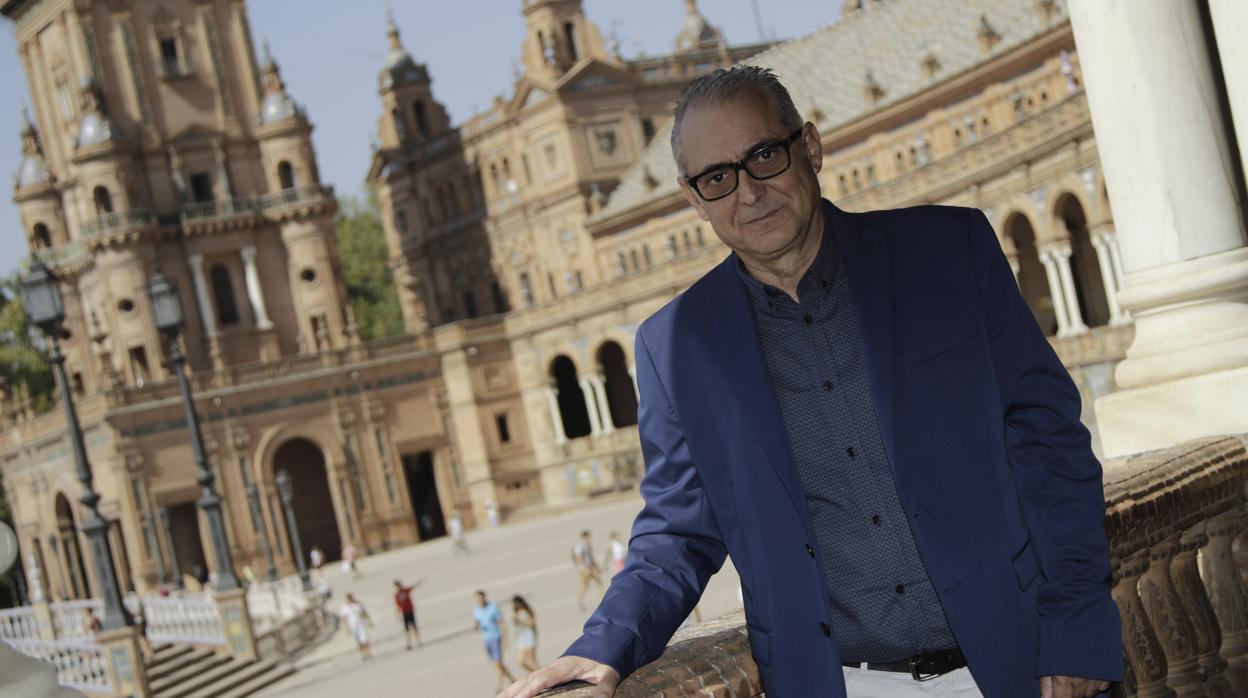 Joaquín Páez, en la Plaza de España de Sevilla, donde se encuentra la CHG