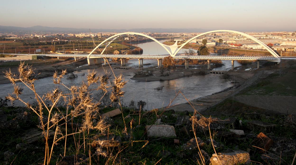 Imagen del puente Ibn Firnas que forma parte del primer tramo de la Variante Oeste