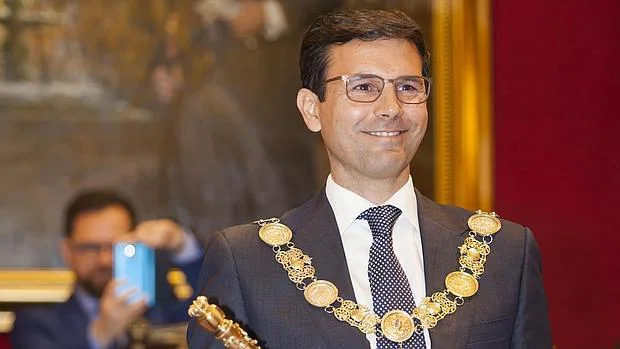 El PP pide la dimisión del alcalde de Granada por su falso máster