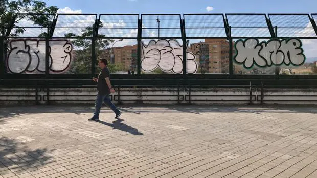 Otra pintada en la pantalla antivandálica del mirador ferroviario de Granada