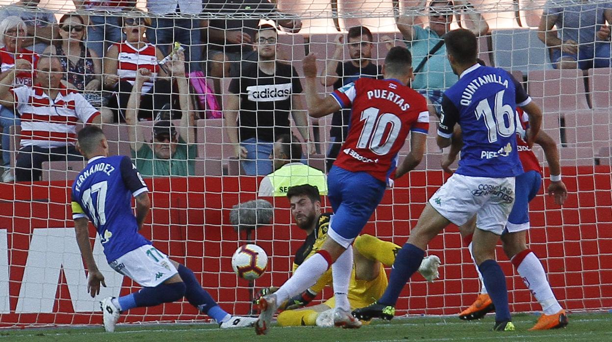 Carlos Abad encaja el 2-0 en el Granada CF-Córdoba CF de este sábado en Los Cármenes