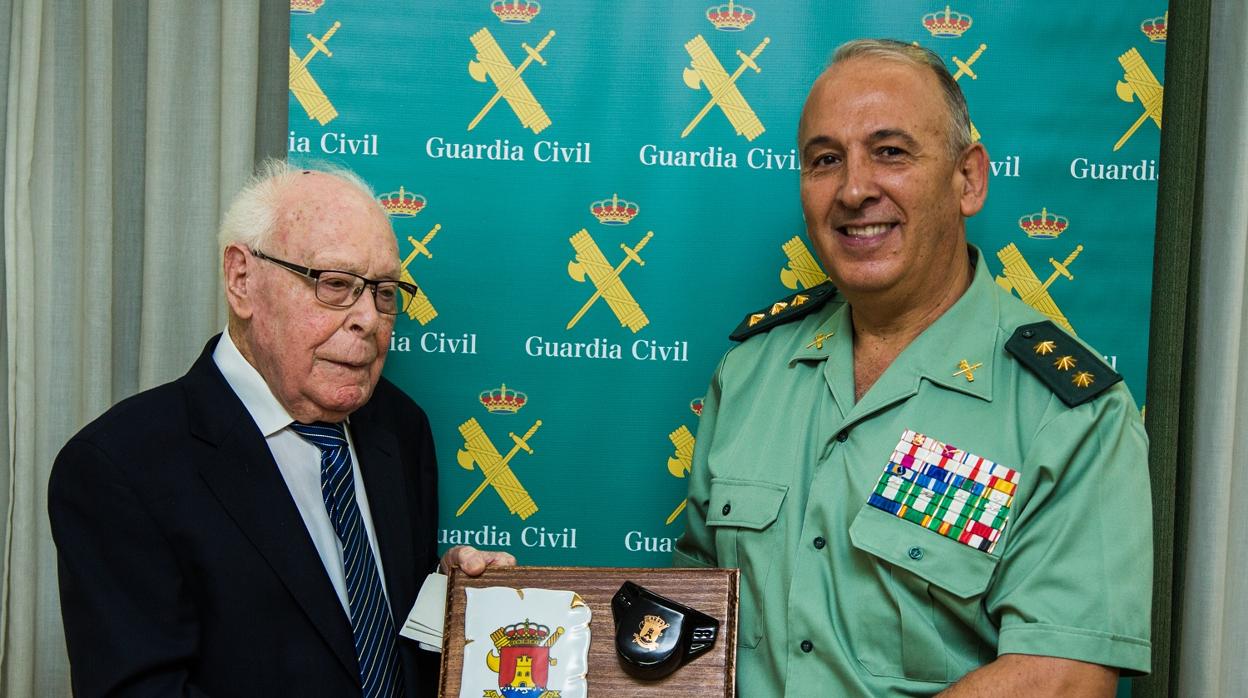 El coronel Jesús Núñez entrega una placa a Domingo Román Calvo.