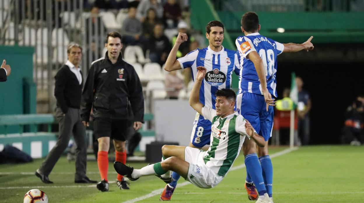 Loureiro cae en un instante del Córdoba CF-Deportivo en El Arcángel