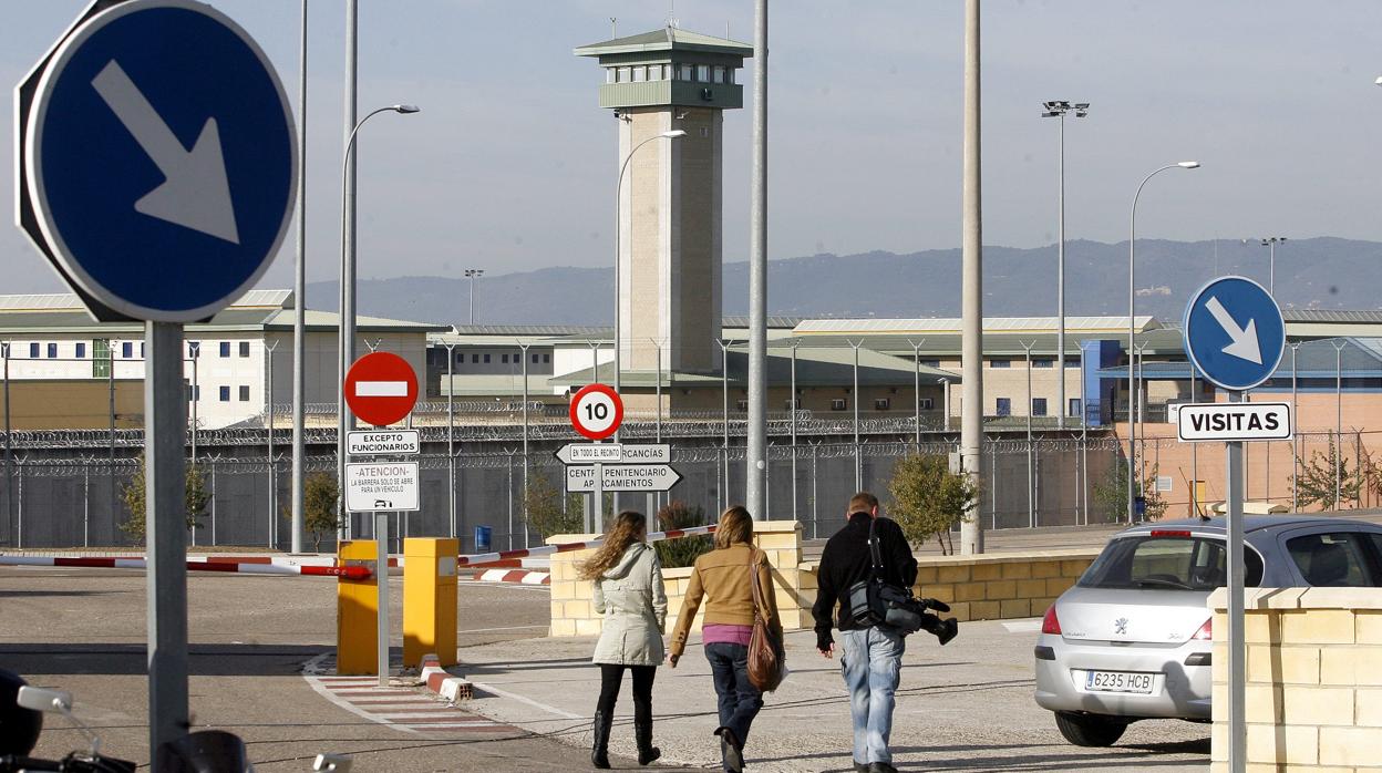 Visitantes en la prisión provincial de Alcolea