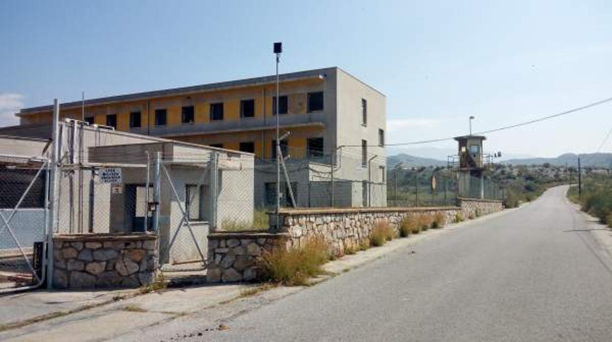 El cuartel militar EVA-9 de Motril que será convertido en un CIE.