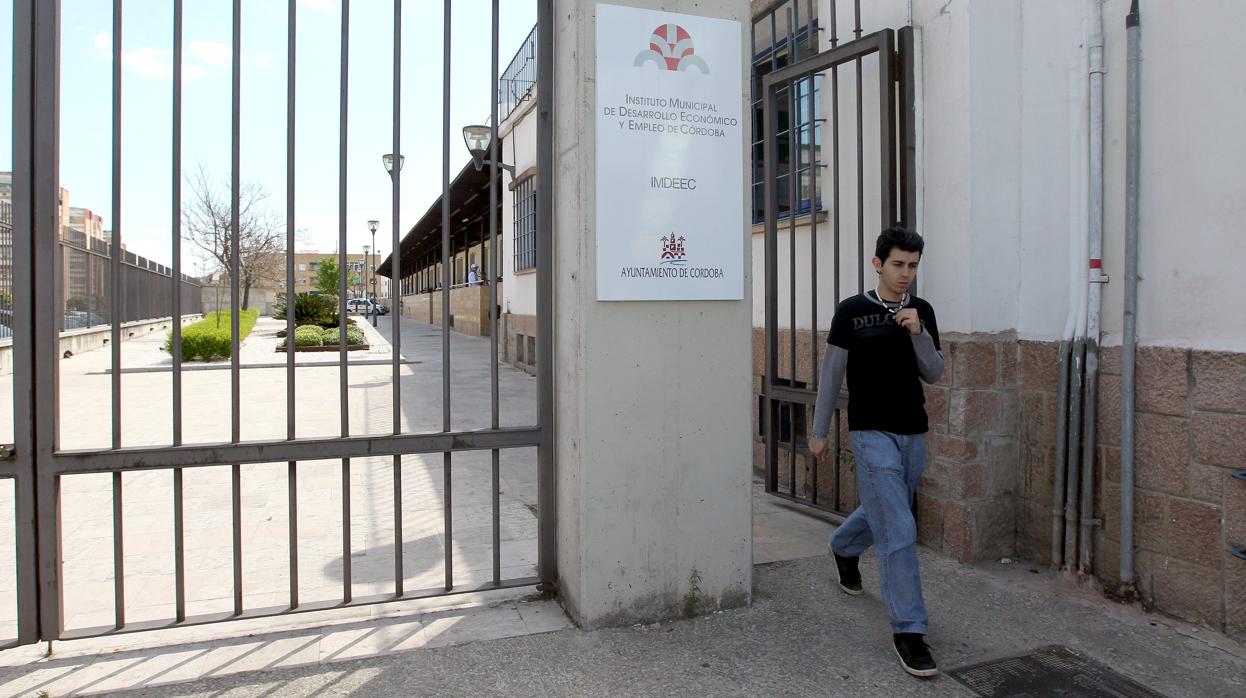 Un joven sale de Las Lonjas, sede del Imdeec y de la Escuela de Hostelería