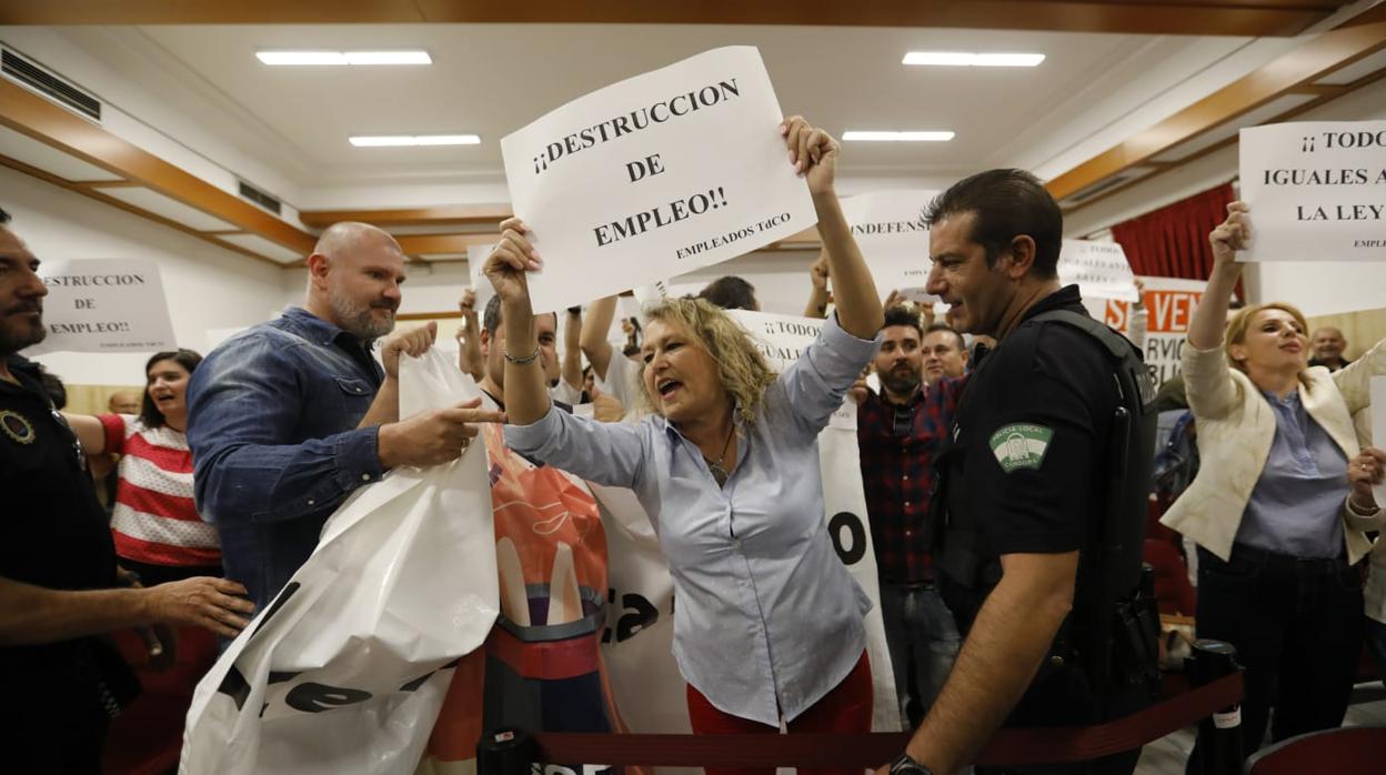 Empleados de tanatorios de Córdoba durante la protesta