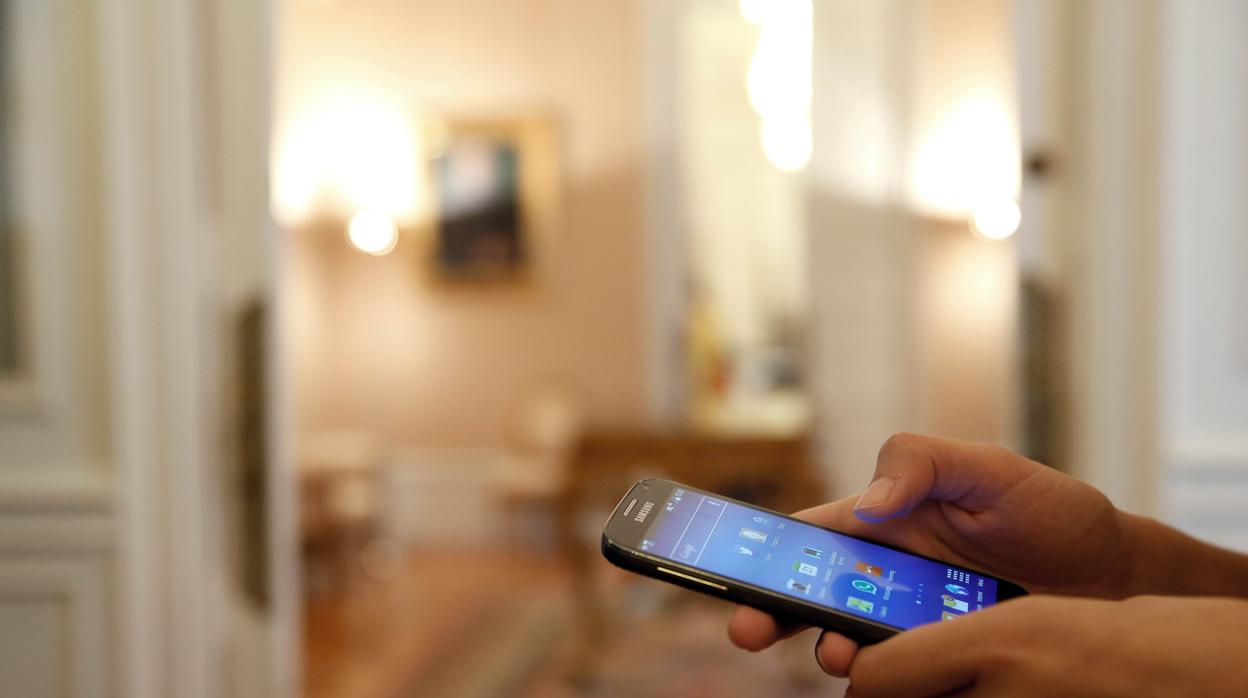 Consulta de mensajes de redes sociales a través de un teléfono móvil