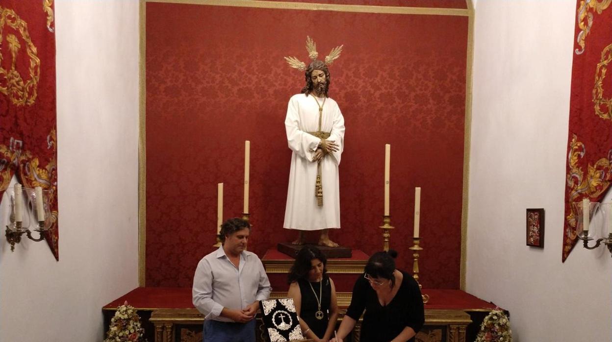 La hermana mayor del Amor de Córdoba, el secretario y la doradora, en la firma del contrato