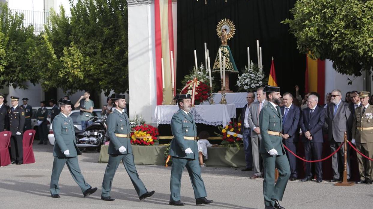 Varios agentes de la Guardia Civil pasan hoy ante la imagen de la Virgen del Pilar, en la Comandancia