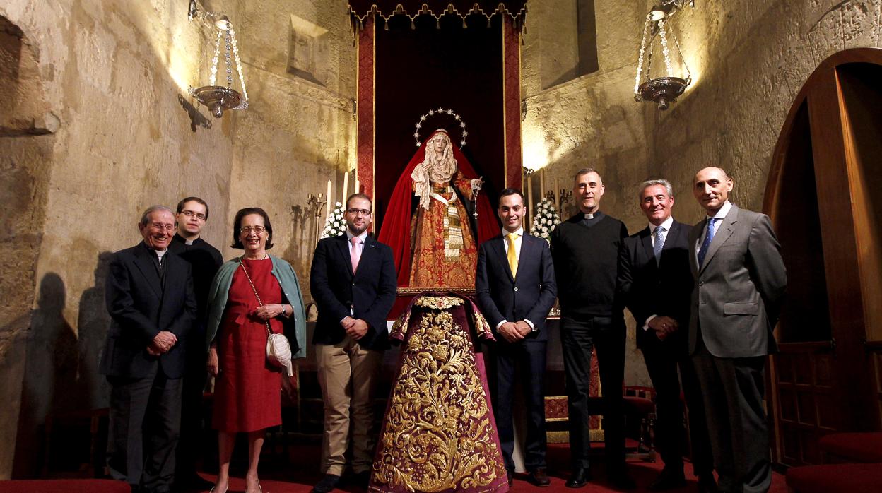 Manuel Marvizón, a la derecha, en la presentación de la saya de la Virgen de la Quinta Angustia