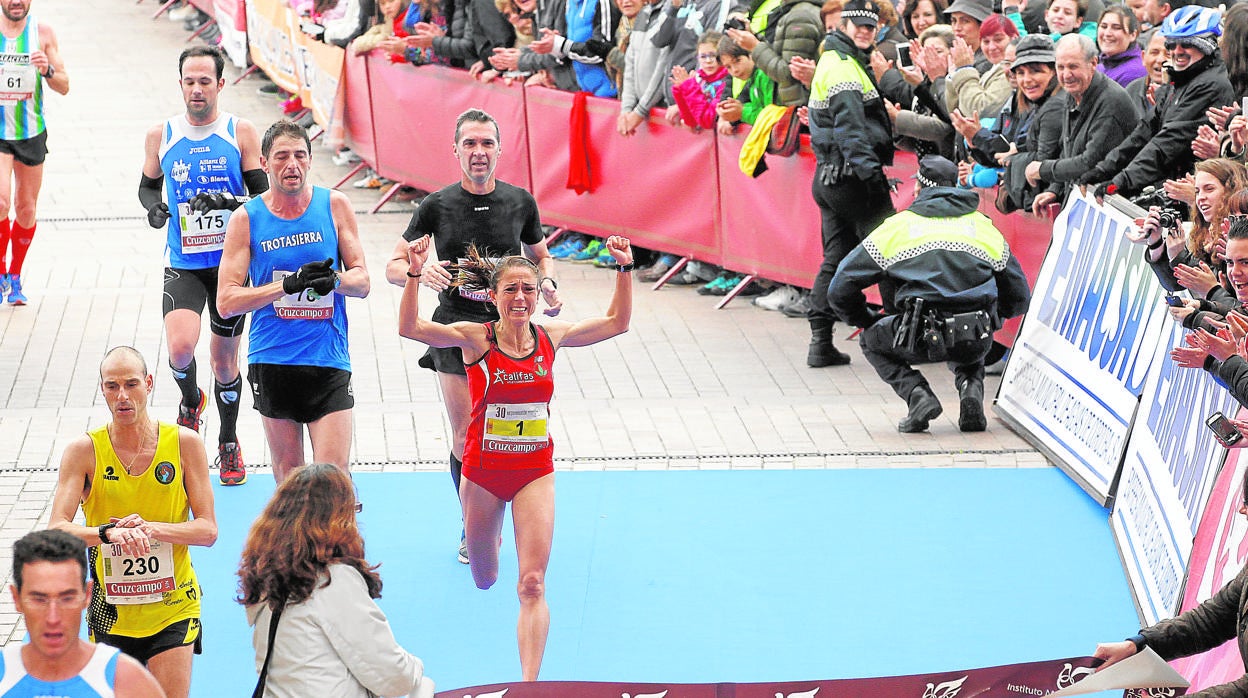Dos agentes de Policía Local en la línea de meta de una edición anterior de la Media Maratón cordobesa